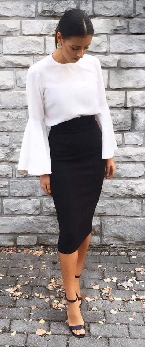 White Bell Sleeves & Black Pencil skirt. Apostolic Fashion, Black Pencil Skirt Outfit, Outfit Formal Mujer, Ținute Business Casual, Skirt Diy, Pencil Skirt Outfits, Outfit Chic, Summer Trends Outfits, Elegante Casual