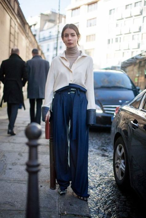 Fall Layer Outfits Turtleneck Button Up Wide Leg Oversized Belted Trousers Zebra Booties Minimalist Minimal Outfit Street Style Navy Pants Outfit, Snap Fashion, Layering Outfits Fall, Fashion Snap, Beige Outfit, Fashion Media, Layering Outfits, Paris Street Style, Inspiration Mode