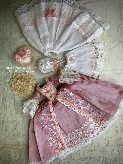 Handmade Doll Dress, How To Make Doll Clothes, Diy Doll Dress, Dollhouse Doll Clothes, Doll Dresses Diy, Doll Dress Pattern, Vintage Doll Dress, Dollhouse Clothes, Miniature Dress