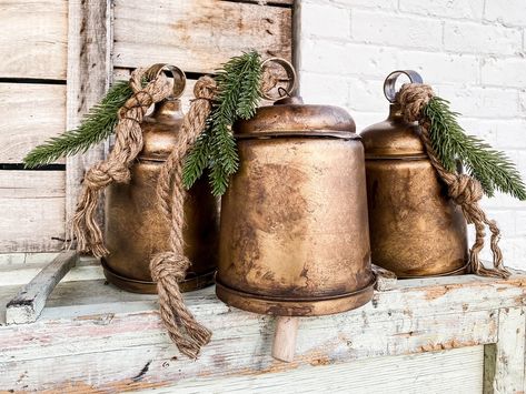 Natal, Christmas Diy Ideas Outdoor, Cowbell Christmas Decorations, How To Make Christmas Bells Out Of Flower Pots, Giant Bells Christmas, Cow Bell Christmas Decor, French Country Christmas Ornaments Diy, Diy Giant Bells, Christmas Deco Ideas Diy