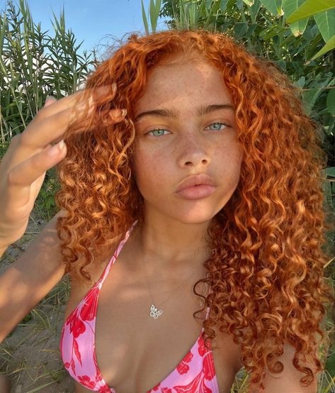 Curly Ginger Hair, Cheveux Oranges, Natural Red Hair, Red Curly Hair, Ginger Women, Ginger Hair Color, Colored Curly Hair, Hair Color For Women, Curly Hair Inspiration