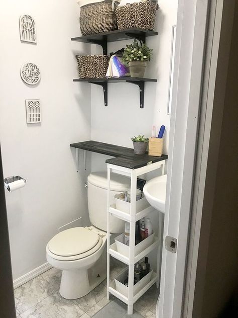 20 budget friendly bathroom organization ideas. Bathroom storage ideas for small spaces. Small bathroom hanging storage ideas. #hometalk #smarthbathroomstorageideas #smallbathroomstorageideas Contempory Bathrooms, Ikea Storage Baskets, Wc Decoration, Diy Bathroom Storage Ideas, Diy Space Saving, Bilik Mandi, Diy Space, Shelving Solutions, Diy Bathroom Storage