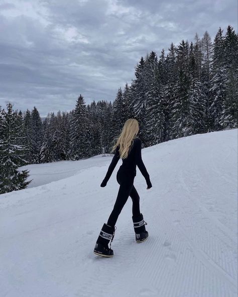 A girl with blond hair In the snow with an all black outfit and moon boots Moon Boots Outfit, Girls Ski Trip, Ski Trip Aesthetic, Mode Au Ski, Apres Ski Outfit, Ski Fits, Snow Fits, Ski Trip Outfit, Ski Pics