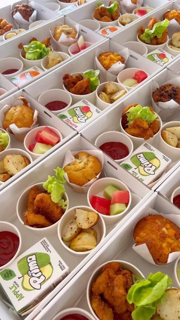 Kos, Individual Lunch Boxes For Party, Party Food Boxes Kids, Kids Party Lunch Box Ideas, Party Box Ideas Packaging, Foodbox Ideas, Kids Party Food Boxes Ideas, Snack Packs For Kids, Birthday Party Meal Ideas