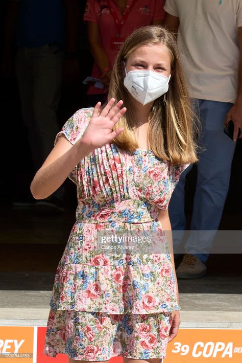 News Photo : Crown Princess Leonor of Spain visits the Real... Princess Leonor Of Spain, Leonor Of Spain, Oviedo Spain, Leonor Princess Of Asturias, Royal Family Portrait, Spain Photos, Princess Of Spain, Princess Leonor, Familia Real