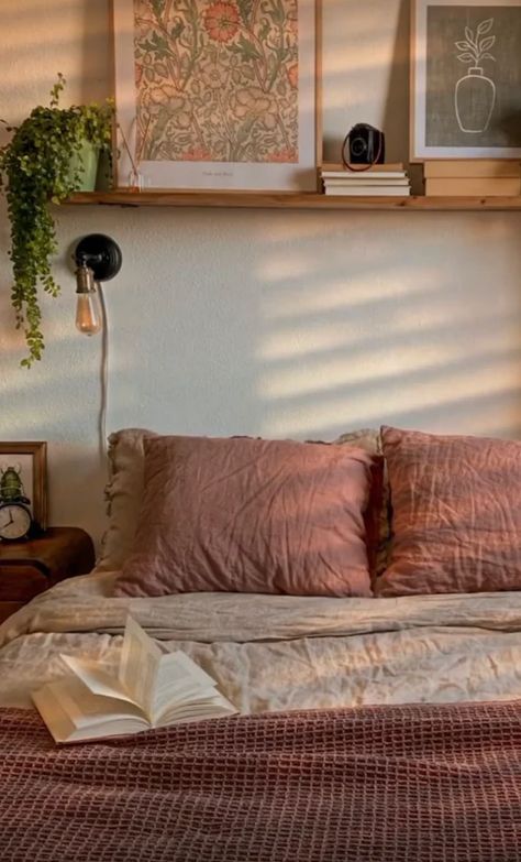 Terracotta And Cream Bedding, Mediterranean Small Bedroom Ideas, Small Bedroom Ideas Earth Tones, Bedroom Ideas Dark Bedding, Warm Earth Tone Bedroom, Vintage Cottage Bedroom, Simple Rugs, Earth Tone Bedroom, Rum Inspo