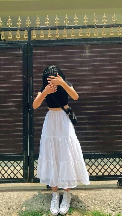 Skirt Labuh, White Skirt Outfits, Simple Style Outfits, Mode Hippie, Long Skirt Outfits, Desi Fashion Casual, Fashion Top Outfits, Everyday Fashion Outfits, Quick Outfits