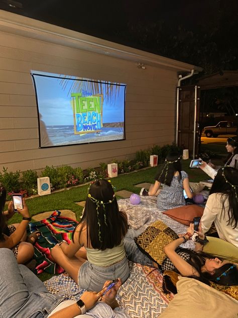 Aesthetic Outdoor Movie Night Party, Watch Party Ideas Movie Nights, Bday Party Ideas Outdoor, Projector Movie Outside, Outside Hangout Ideas, Backyard Movie Night Aesthetic, Birthday Party Movie Night Outside, Aesthetic Outdoor Movie Night, Beach House Sleepover