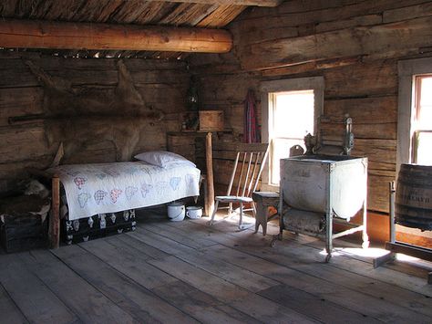 Inside Old Cabins | Inside an old west setteler's cabin | Flickr - Photo Sharing! Old Cabin Interior, Interior Cabin Ideas, Rustic Cabin Interiors, Old West Decor, One Room Cabin, Hunters Cabin, Cabin Room, Hansel Y Gretel, Old Cabin