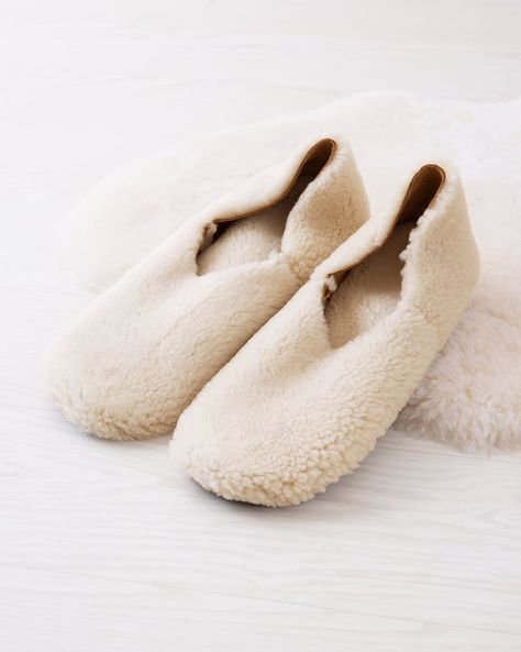 Celtic & Co. Cocoon Slippers Executive Fashion, Best Slippers, Wardrobe Room, Comfy Slippers, Shearling Slippers, House Clothes, Sheepskin Slippers, Warm Slippers, Mama Gifts