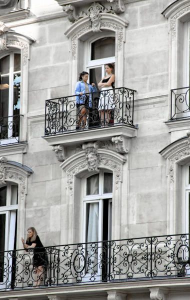 Les balcons de Paris Standing On Balcony Photography, Victorian Balcony, Paris Balcony, French Balcony, Balcony Railing Design, Photo Window, Photos Travel, Lan Can, Apartment In Paris