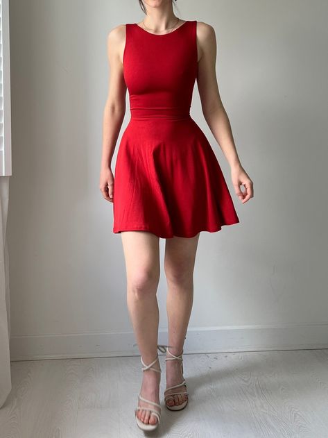 Fitted Red Dress Short, Red Short Dress Outfit, Short Dress Outfit Casual, Short Red Dress Outfit, Casual Red Dress, Red Short Dress, Modern Mother Of The Bride, Casual Short Dress, Short Red Dress