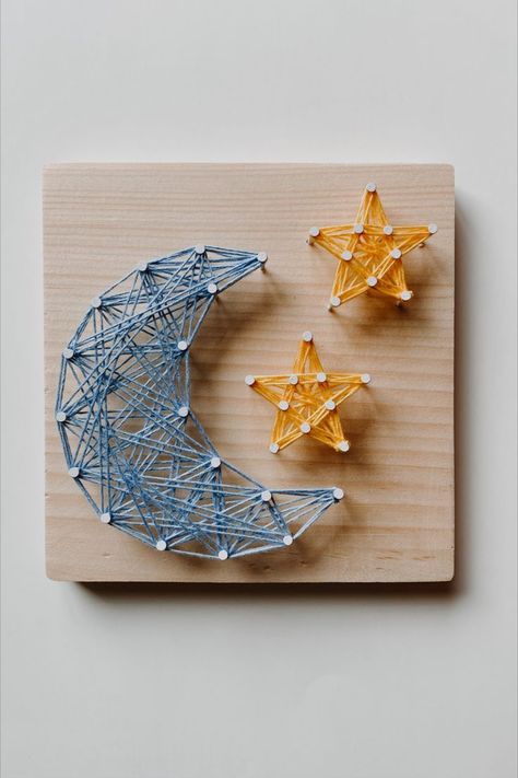 Moon and two stars string art. Thread Art Diy, String Art Kits, Hilograma Ideas, String Art Patterns Free, Nail String, String Art Templates, String Art Tutorials, Nail String Art, Art Studio Organization