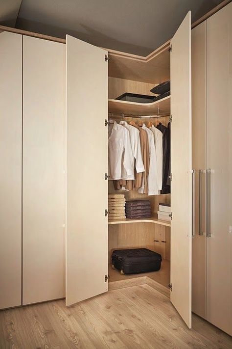 Corner Wardrobe Closet, Ideas Armario, Corner Closet, Bedroom Built In Wardrobe, Corner Wardrobe, Closet Design Layout, Bedroom Cupboards, Wardrobe Door Designs, Closet Renovation