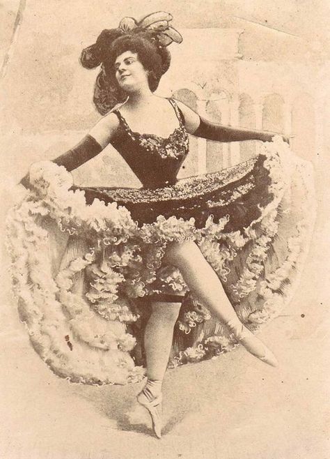 Can can dancer. France, 1900s. 1890s Burlesque, Saloon Dancer, Can Can Dancer, Moulin Rouge Dancers, Vintage Burlesque, Spanish Dancer, Vintage Photos Women, Burlesque Costumes, This Girl Can