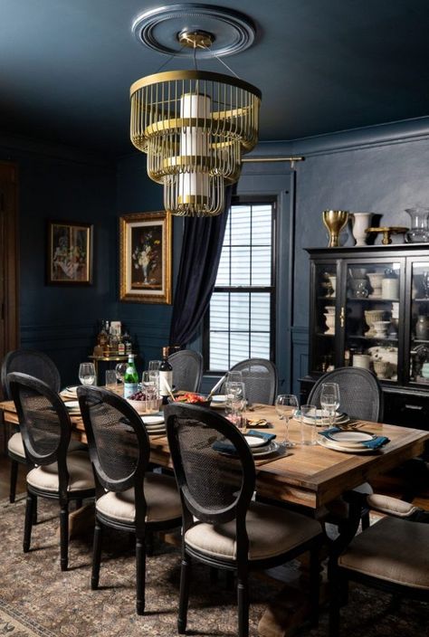 Possible Rooms Applied with Dark Moody Design ~ Matchness.com Traditional Dining Room Lighting, Blue Dinning Room, Dark Blue Dining Room, Before After Home Renovation, Moody Dining Room, Man Home Decor, Dining Room Navy, Old Home Renovation, Dark Dining Room