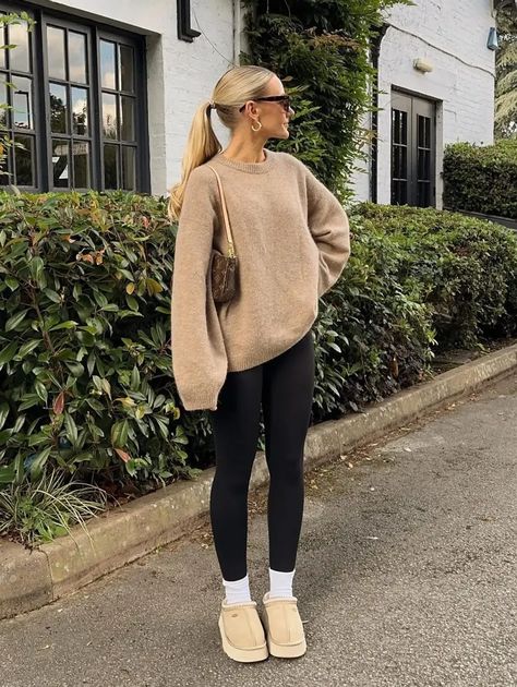 25 Casual Black Leggings Outfits For Low-Key Looks Comfy Work From Home Outfits, Leggings Outfit For Work, Leggings Outfit Winter, Look Legging, Mode Instagram, Alledaagse Outfits, Black Leggings Outfit, Cozy Fall Outfits, Timeless Outfits