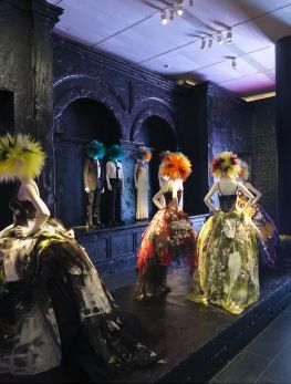 When Punk Became High Fashion - PUNK: Chaos to Couture at The Met - Interview Magazine Couture, Punk Chaos To Couture, Chaos To Couture, Punk Love, Arte Punk, Image Film, Punk Art, Fashion Mood Board, Costume Institute