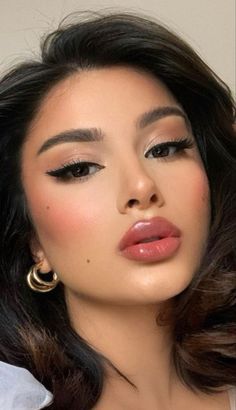 Makeup Looks For Heart Shaped Face, Soft Makeup Look For Prom, Mexican Make Up Looks, How To Know What Makeup Suits You, Make Up Rounded Face, Prom Makeup Inspo Natural Glam, Round Face Shape Makeup, Innocent Seductive Makeup, Latino Makeup Look