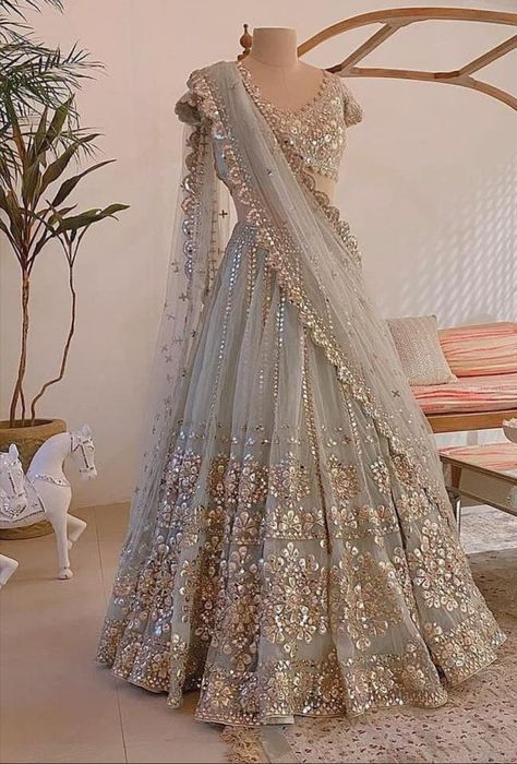 Indian Prom Dresses, Pengantin India, Indian Bridesmaid Dresses, Wedding Dresses Indian, Desi Wedding Dresses, Lehenga Designs Simple, Indian Outfits Lehenga, Wedding Lehenga Designs, Indian Bride Outfits