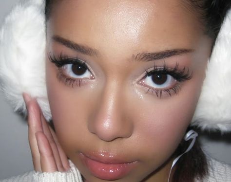 Pink Winter Makeup Looks, Snow Makeup Aesthetic, Frosty Pink Makeup, Snow Bunny Makeup Look, New Years Makeup Ideas Simple, Snowy Makeup Look, Cold And Gorgeous Wind Makeup, Cute Winter Makeup Looks, Snow Bunny Makeup