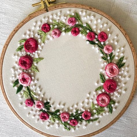 Modern Hand Embroidery Patterns, Wreath Embroidery, Embroidery Hoop Art Diy, Pola Bordir, Diy Embroidery Designs, Hand Embroidery Patterns Flowers, Floral Embroidery Patterns, Handmade Embroidery Designs, Hand Embroidery Kit