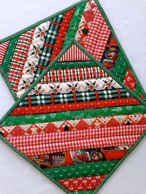 String-Pieced Pot Holders are so Quick and Easy - Quilting Digest Table Hot Pads, Christmas Pot Holders, Christmas Potholders, Candle Mats, Quilting Digest, Christmas Fabrics, Christmas Quilting, Christmas Pots, Christmas Sewing Projects