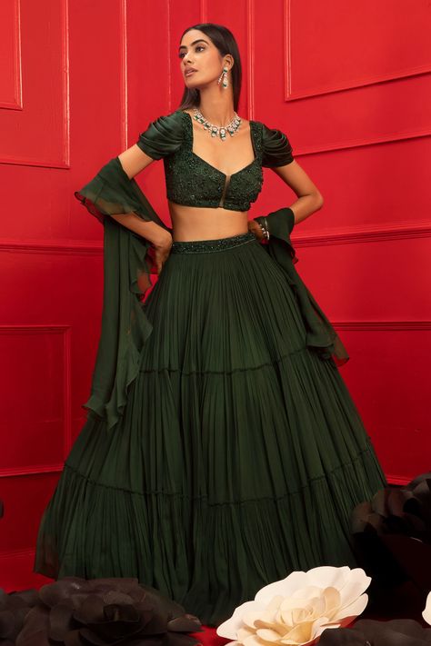 Mehendi Outfits Green, Simple Green Lehenga, Lehenga Designs Green, Dark Green Lengha, Banaras Lehenga Designs, Georgette Lehenga Designs, Green Lehenga Designs, Dark Green Blouse Designs, Blouse Designs For Lehenga