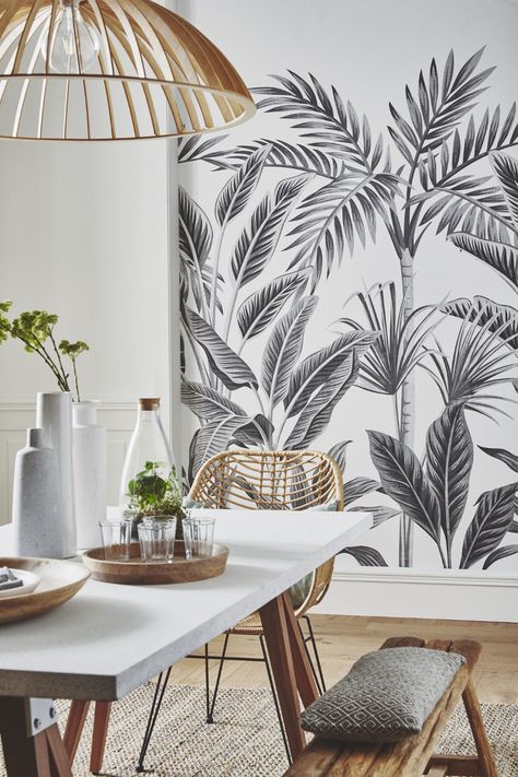 Papier peint noir et blanc : nouveaux modèles - Côté Maison Motif Tropical, Happy House, Dining Living Room, Graphic Wallpaper, Tropical Forest, House Colors, Interior Inspiration, Leroy Merlin, Wall Painting