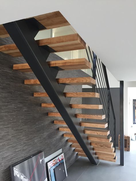 Stairrailings Modern, Modern Stairs Design, Central Staircase, Steel Stairs Design, Classic Staircase, Stair Design Architecture, Space Saving Staircase, Black Living Room Decor, Staircase Design Modern