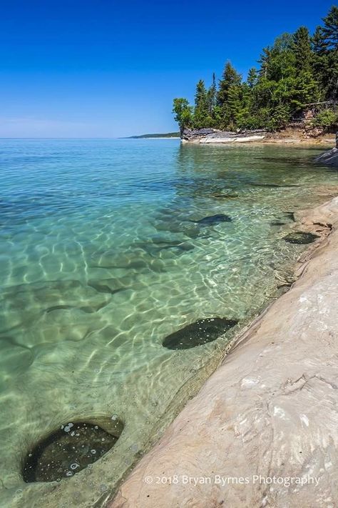 The pristine waters of Lake Superior at The Coves area in the Beaver Basin Wilderness, Pictured Rocks National Lakeshore. If you’re on Instagram, you can follow me at instagram.com/bryanbyrnesphotography Usa Architecture, Travel Alaska, Michigan Adventures, Upper Peninsula Michigan, Pictured Rocks, Pictured Rocks National Lakeshore, Michigan Road Trip, Scandinavian Home Decor, Michigan Vacations