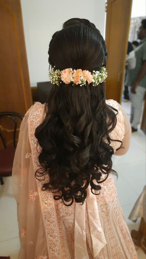 Hair Styles For Reception On Lehenga, Hairstyles With Flowers Indian, Christian Bride Hairstyle, Simple Hairstyle For Saree, French Hairstyle, Reception Hairstyle, Simple Bridal Hairstyle, Reception Hairstyles, Hairstyle Indian