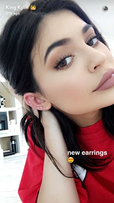 Where To Buy Kylie Jenner's Name Cartilage Earrings For Personalized Jewelry Of Your Own — PHOTOS Kylie Jenner Ear Piercings, Kylie Jenner Piercings, Piercing Snug, Kendall Y Kylie Jenner, Piercing Bouche, Estilo Jenner, Estilo Kylie Jenner, Kyle Jenner, Smiley Piercing