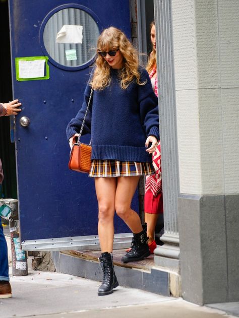 Taylor Swift Clothing Style, Taylor Swift Street Style 2023, Sparkle Lingerie, Taylor Swift 2023, Taylor Swift Casual, Blake Lively And Ryan Reynolds, Taylor Swift Fashion, Nyc September, Street Style 2023
