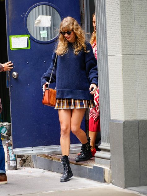 Taylor Swift Lookbook, Taylor Swift Daily Outfit, Taylor Swift Plaid Skirt, Taylor Swift Street Wear, Taylor Swift Street Outfits, Taylor Swift Fashion Style, Taylor Swift Street Style 2023, Taylor Swift Outfits Casual, Taylor Swift Outfit Inspo