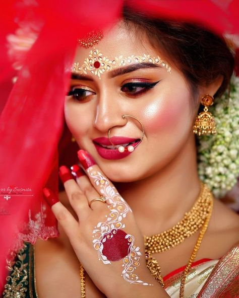 Bengali Sakha Pola Design, Bangoli Bride Bengali Wedding, Bengali Bride Kolka Design, Bengali Bridal Kolka Design, Bengali Kolka Design, Bridal Kolka Design, Alta Design Bengali, Bengali Makeup Look, Bengali Bride Makeup