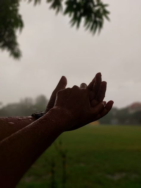 In rainy season. I love to capture ❤️ Rainy Day Aesthetic Couple, Rainy Day Couple Aesthetic, Rainy Day Couple Photoshoot, Rain Couple Aesthetic, Rainy Season Photography, Photography In Rain, Rain Couple, Rainy Day Photos, Aghori Shiva