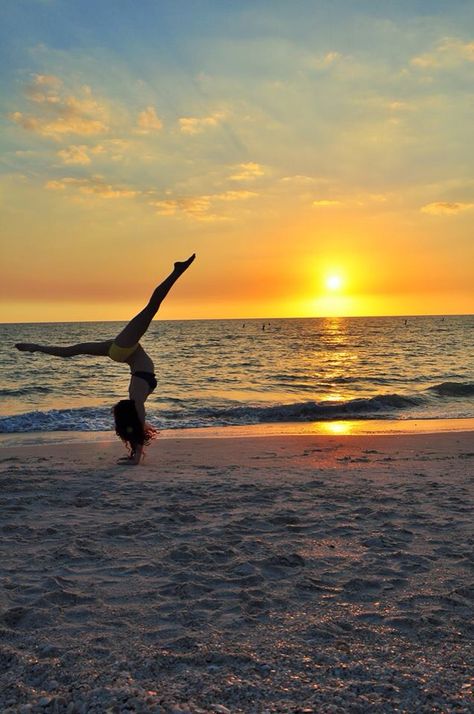 Back-walkovers on the beach Working Out On The Beach, Gymnastics On Beach, Wallpaper Praia, Beach Gymnastics, Gymnastics Handstand, Gymnastics Wallpaper, Back Walkover, Gymnastics Flexibility, Beach Poses By Yourself