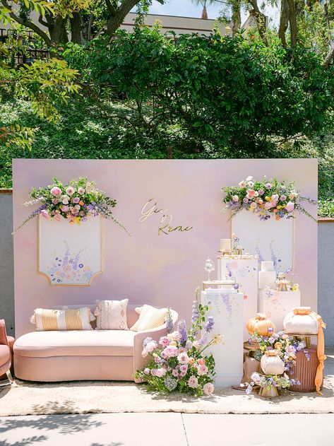 Garden Party Sitting Area, Floral Decor For Birthday Party, Garden Photobooth Ideas, Garden Party Setup, Backyard Decorating Ideas Party, Garden Party Backdrop Ideas, Outdoor Welcome Party, Outdoor Garden Party Decor, Garden Themed Backdrop
