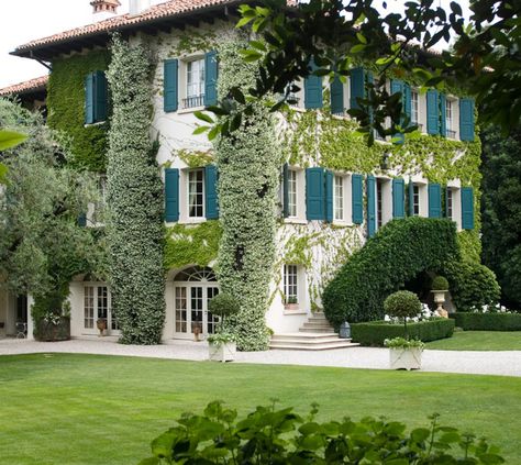 The Friuli house, designed by architect Michele Bonon and Florentine landscape designer Nicolo Grassi. Italian Manor, Italian Country, Villas In Italy, Casa Country, House Of Turquoise, Have Inspiration, Italian Villa, Design Exterior, House Landscape