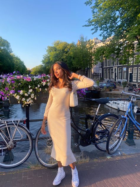 Cold Place Outfit Ideas, Poses In Amsterdam, The Netherlands Outfit, Netherlands Fashion Summer, Brussels Outfit Spring, Amsterdam Ig Pics, Netherlands Outfits Spring, Netherland Outfits, Netherlands Photo Ideas