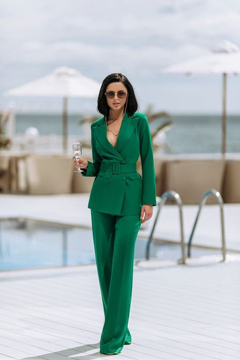 Red Woman Suit, Green Pantsuit Women, Emerald Green Suit For Women, Red Suits For Women, Green Suit For Women, Outfit Mit Blazer, Pant Suits For Women, Suiting Fabric, Belted Blazer