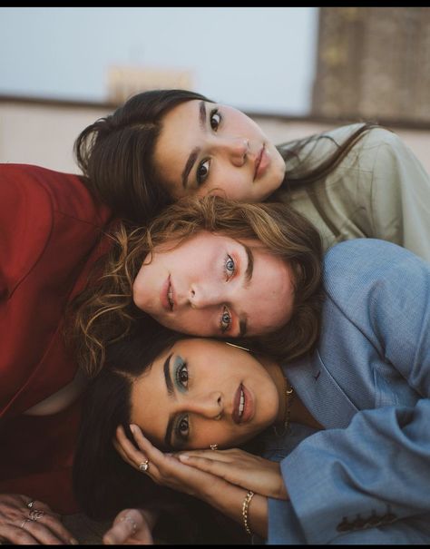 Photoshoot For Three Friends, Photoshoot For 3 Friends, 3 Woman Photoshoot, 3 Friend Poses Photography, Three Sister Poses For Pictures, Group Of Three Photoshoot, Three Friends Photoshoot Poses, Trio Professional Photoshoot, Trio Studio Photoshoot