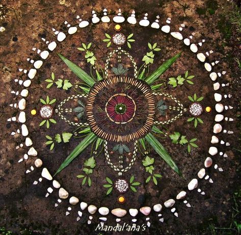 Picture Nature Mandala, Ephemeral Art, Sacred Circle, Mandalas Drawing, Kunst Inspiration, Earth Art, Nature Crafts, Arte Floral, Flower Mandala
