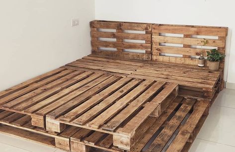 Ikea Platform Bed, Palet Bed, Pallet Bed Frame Diy, Pallet Bed Frames, Pallet Bed Frame, Western Bedroom Decor, Western Rooms, Diy Pallet Bed, Pallet Furniture Designs