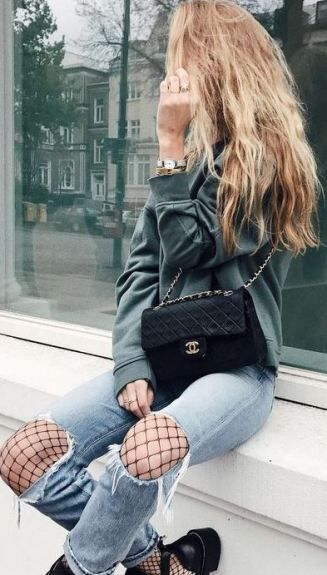 Haute Couture, Cute Outfits With Tights, Fishnet Outfits, Winter Mode Outfits, Ripped Knee Jeans, Mode Tips, Blazer Outfit, Winter Stil, Fishnet Tights