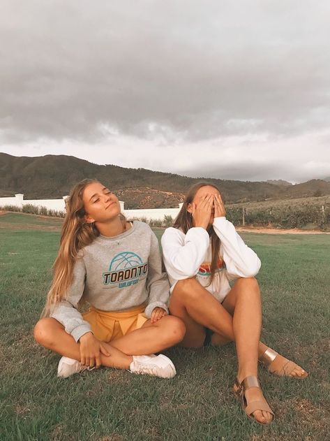 𝒷𝑒𝓈𝓉𝒾𝑒 Best Friend Photography, Best Friend Photoshoot, Bff Photoshoot, Best Friend Photos, Cute Friend Pictures, Bestie Goals, Foto Casual, Bff Pictures, Trik Fotografi