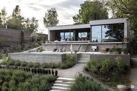 Villa Tryskär, A modern lake house House On Slope, Contemporary Lake House, Building A Wooden House, Slope House, Mediterranean Exterior, English Cottage Decor, Lake House Interior, Modern Lake House, Hillside House