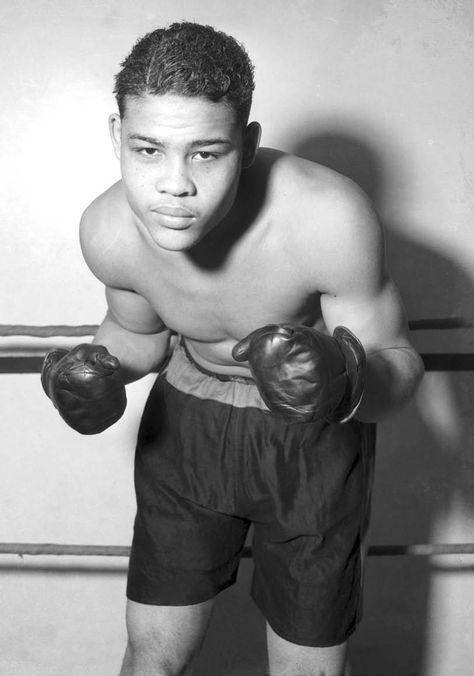 Joseph Louis Barrow (1914- 1981) burst onto the professional boxing scene in 1934 with more style and skill than the boxing world had ever seen. Known to many as the Brown Bomber, Louis emerged victorious from his first 27 fights, all but four of which he won in knockouts. In the early days of his career, he destroyed such great heavyweight fighters as Stanley Poreda, Natie Brown, and Rosco Toles. It was here that Louis delivered to the entire world a premonition of the reign of domination ... Tragic Hero, Sporting Legends, Joe Louis, Boxing History, Champions Of The World, Boxing Champions, Chicago History, Famous Celebrity, Sport Icon