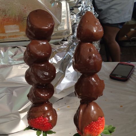 Chocolate Covered Strawberries On A Stick, Chocolate Covered Strawberries Skewers, Chocolate Tanghulu, Strawberries On A Stick, Es Kul Kul, Fruit Sticks, Chocolate Covered Bananas, On A Stick, Covered Strawberries